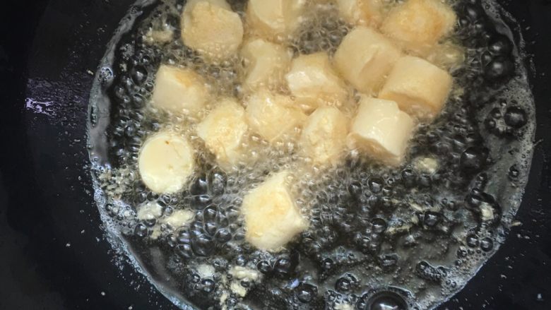 日本豆腐茄子煲,再放入豆腐,炸至金黄色捞出。