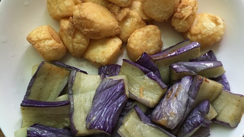 日本豆腐茄子煲,豆腐炸至表面金黄即可