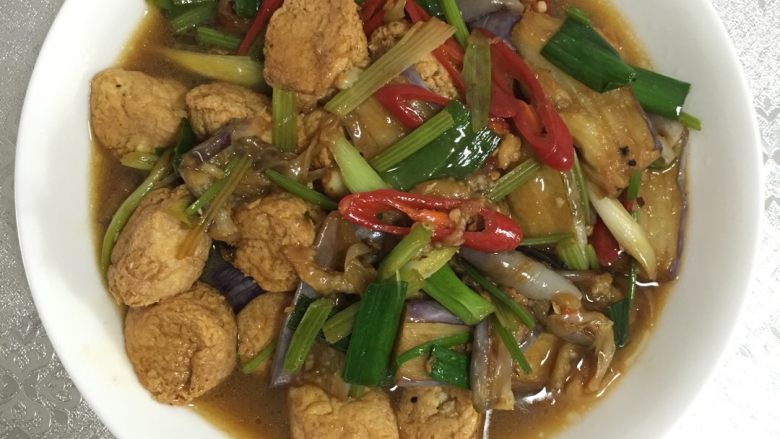 日本豆腐茄子煲,焖煮片刻,装盘。