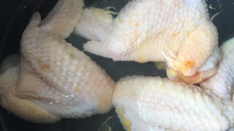 绝对新手版的豉香鸡翅,把<a style='color:red;display:inline-block;' href='/shicai/ 96'>鸡翅</a>洗干净放锅里，两匙羹盐，加进凉水至刚好淹没<a style='color:red;display:inline-block;' href='/shicai/ 96'>鸡翅</a>。腌制半个钟