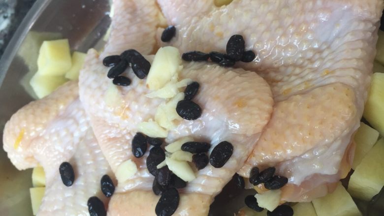 绝对新手版的豉香鸡翅,<a style='color:red;display:inline-block;' href='/shicai/ 23'>土豆</a>丁放碟子底部，捞起鸡翅，码在<a style='color:red;display:inline-block;' href='/shicai/ 23'>土豆</a>上，撒上蒜子豆豉