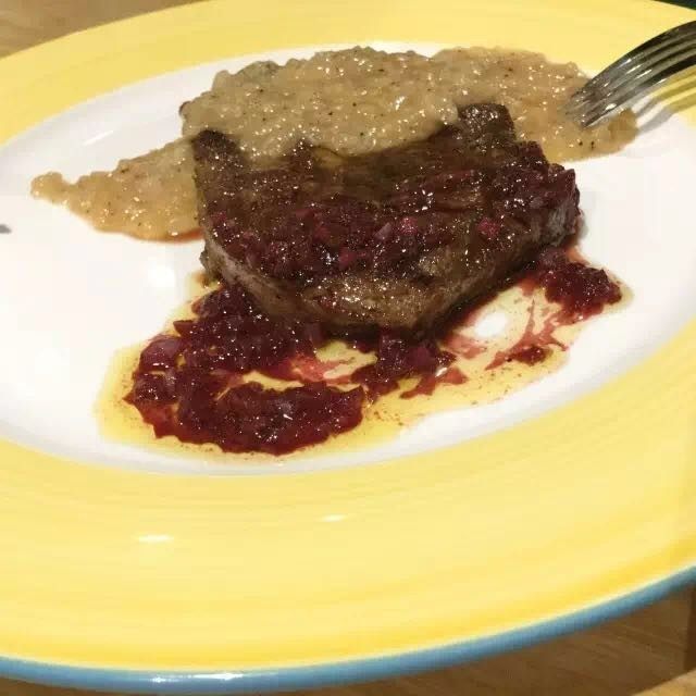 香煎牛扒配红酒汁,淋上红酒汁即可,最好放置2分钟左右,让热量均匀深入牛扒