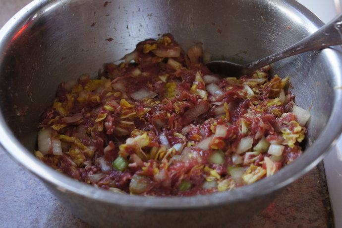 牛肉卷心菜生煎包,把馅料混合均匀备用