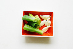 浓香诱惑难抵挡【辣白菜烧鲅鱼】 ,蒜瓣去皮，<a style='color:red;display:inline-block;' href='/shicai/ 3250'>葱</a>切段，<a style='color:red;display:inline-block;' href='/shicai/ 37'>姜</a>切片待用；