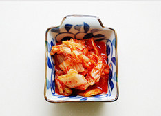 浓香诱惑难抵挡【辣白菜烧鲅鱼】 ,泡菜切成块，泡菜汤放在碗里待用；