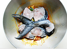浓香诱惑难抵挡【辣白菜烧鲅鱼】 ,加入鲅鱼淋入<a style='color:red;display:inline-block;' href='/shicai/ 718'>料酒</a>，加入水大约于鲅鱼平齐；