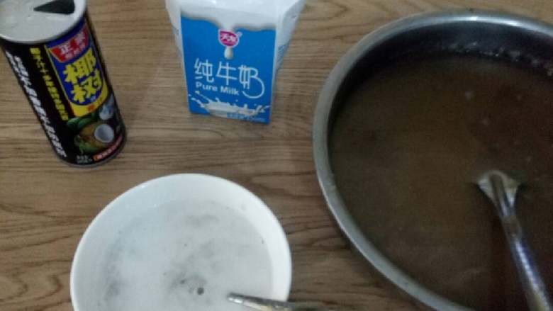 牛奶椰汁绿豆汤,把冰好的绿豆汤取出，碗里倒入3分之一的牛奶和<a style='color:red;display:inline-block;' href='/shicai/ 2015'>椰汁</a>1:1的量，倒入3分之二的绿豆汤搅拌均匀即可
