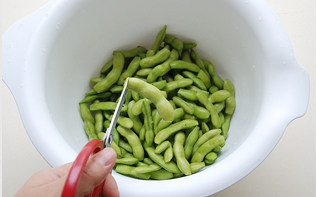 夏日里的清新小食【盐水毛豆】,煮盐水卤的时候将毛豆豆荚两侧的角剪掉;
