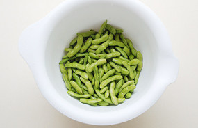 夏日里的清新小食【盐水毛豆】,将所有的毛豆全部处理好,剪掉两角,弃掉瘪平的毛豆;