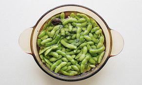 夏日里的清新小食【盐水毛豆】,将毛豆放入煮好的盐水卤中,加入1g<a style='color:red;display:inline-block;' href='/shicai/ 10588'>糖</a>提鲜,不盖锅盖,大火烧开转中小火煮8-10分钟;