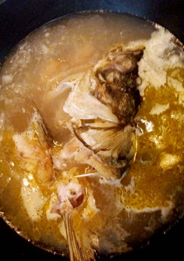 鱼头豆腐汤+#夏天的味道#,锅里放入水用大火煮开，加入鱼头烧开。