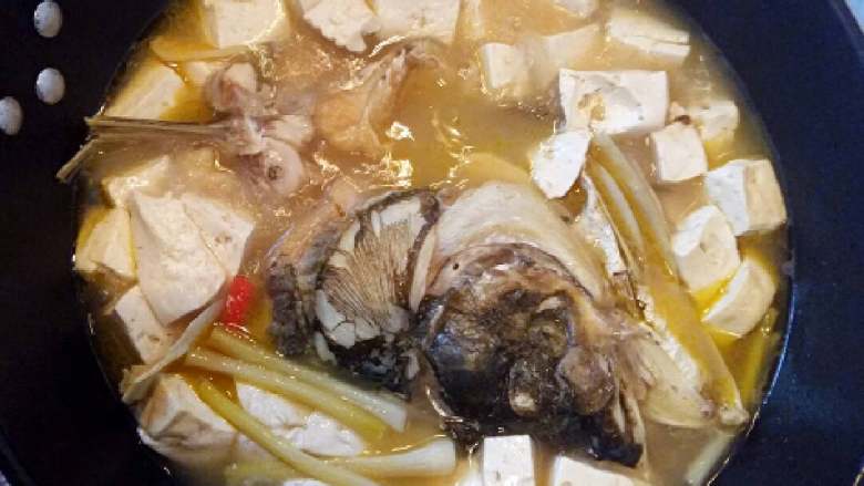 鱼头豆腐汤+#夏天的味道#,炖至豆腐入味关火。
