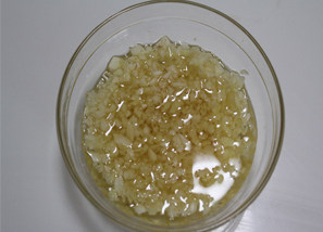【姜蒜蒸蛏子】简单快手宴客菜 ,处理好蛏子,去掉砂囊黑线等,把姜蒜切末,倒入末过姜蒜末的油。
