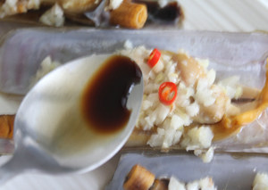 【姜蒜蒸蛏子】简单快手宴客菜 ,出锅浇一点海鲜酱油即可!趁热食用喔!