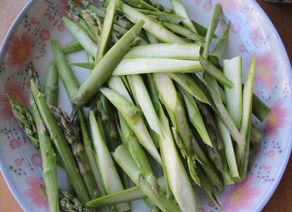 快意小炒——芦笋百合小炒 ,芦笋切条，斜着下刀，这样容易入味也容易熟