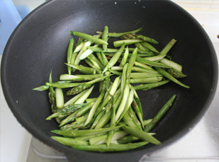 快意小炒——芦笋百合小炒 ,放入芦笋快速翻炒，芦笋很容易熟，看着颜色变翠绿色就可以了