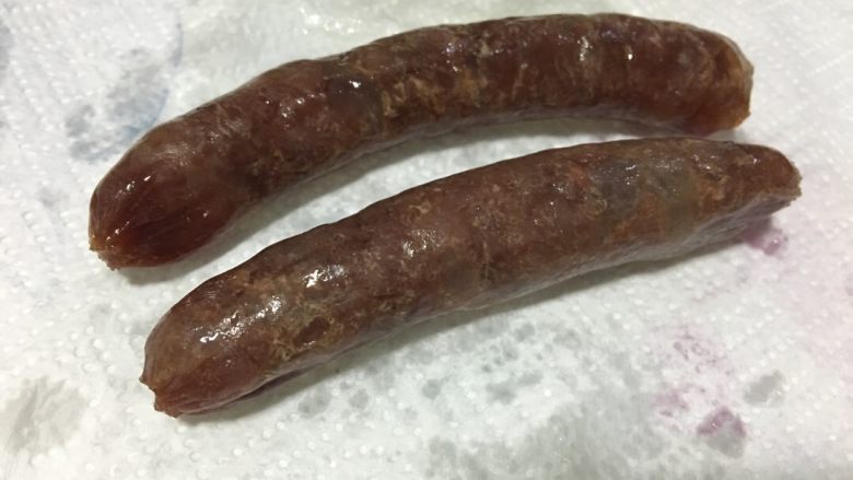 「吃货久久」广式香肠炒拉面,蒸熟15分钟左右取出 用吸油纸吸走表面的油 我不太喜欢油的 而且香肠里已经有肥肉了