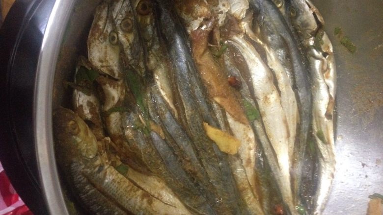 烤鲜鲅鱼,<a style='color:red;display:inline-block;' href='/shicai/ 398'>鲅鱼</a>切几刀，这样能更好的入味。把<a style='color:red;display:inline-block;' href='/shicai/ 3250'>葱</a><a style='color:red;display:inline-block;' href='/shicai/ 37'>姜</a>，<a style='color:red;display:inline-block;' href='/shicai/ 829'>十三香</a>，<a style='color:red;display:inline-block;' href='/shicai/ 10588'>糖</a>味极鲜，盐单独放到一个小碗里混合调好。倒在改好刀的鱼上。腌制两到三个小时。腌制好以后晾干