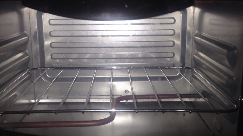 烤鲜鲅鱼,烤箱预热。二百三十度上下管