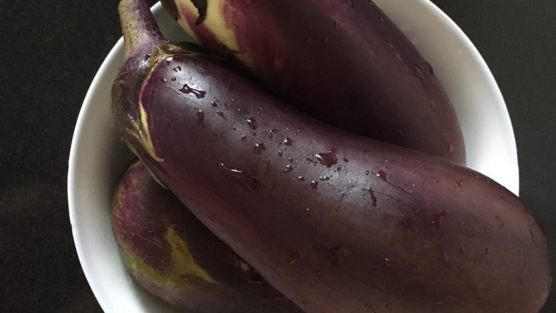 蒸🍆茄子蘸酱吃,<a style='color:red;display:inline-block;' href='/shicai/ 58'>茄子</a>3个,把皮刨掉