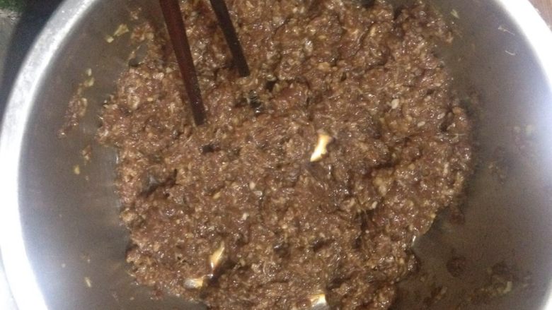 牛肉灌汤水饺,葱姜,切碎,放到肉馅里。再加入盐,生抽。味精,花生油顺时针搅拌。搅拌后腌制一小会