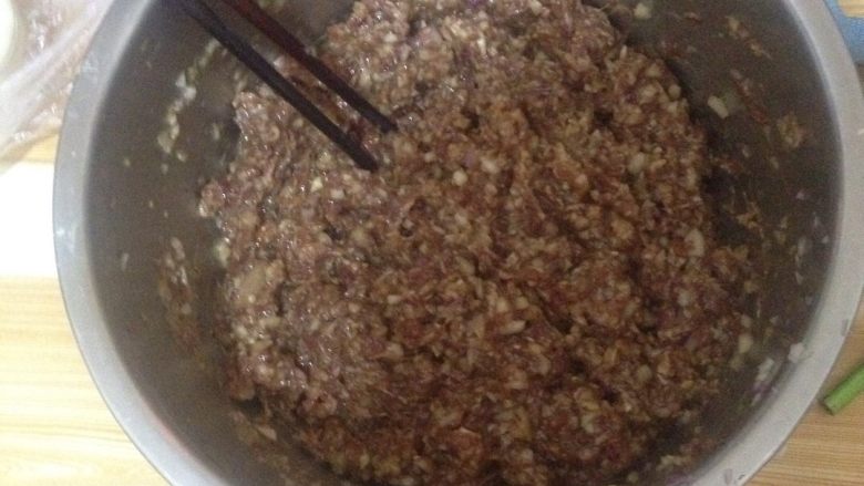 牛肉灌汤水饺,趁着腌肉馅的时间,把洋葱切碎切成洋葱碎。如果觉得辣眼睛,可以用料理机打成碎。然后加到腌好的肉馅里。根据咸淡可以调整加不加盐