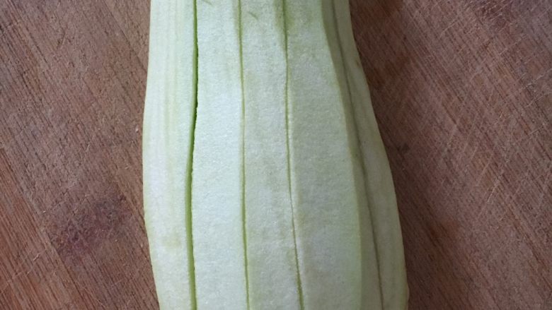 蒸🍆茄子蘸酱吃,一切为二,让其中一半🍆好好趴在菜板上,用小刀🔪片开放到碗里,然后放蒸锅蒸熟
