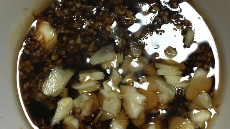 蒸🍆茄子蘸酱吃,用鲜酱油,蒜蓉,麻油,一点点芝麻(不放也行)做一个混合<a style='color:red;display:inline-block;' href='/shicai/ 7294'>酱汁</a>。
里面没有放糖,因为茄子蒸熟了有点甜味。