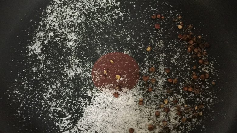 椒盐软炸里脊,先说椒盐的制作:锅小火加热,放入花椒和盐翻炒,炒至花椒和盐中的水分都回答完毕,将花椒和盐倒入蒜杵中(北方叫蒜罐子),研磨成粉状即可。