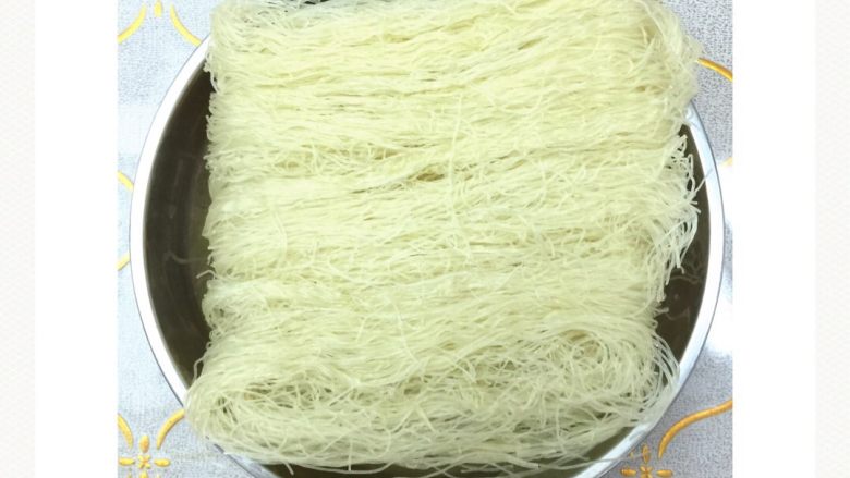 五颜六色炒米线#面条变身计划#,米线用冷水浸泡30分钟后捞出沥干水分,用筷子挑散备用。