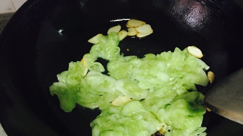 炒河粉配酸辣小黄瓜,放入控干水分的黄瓜片,翻炒数下,加入适量的醋,一小勺白糖,这时自己可以尝一下,如果味道淡了可以再加点生抽