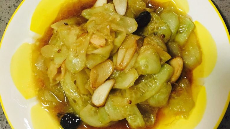 炒河粉配酸辣小黄瓜,酸辣小黄瓜就制作完成了,下面就开始炒<a style='color:red;display:inline-block;' href='/shicai/ 532'>河粉</a>