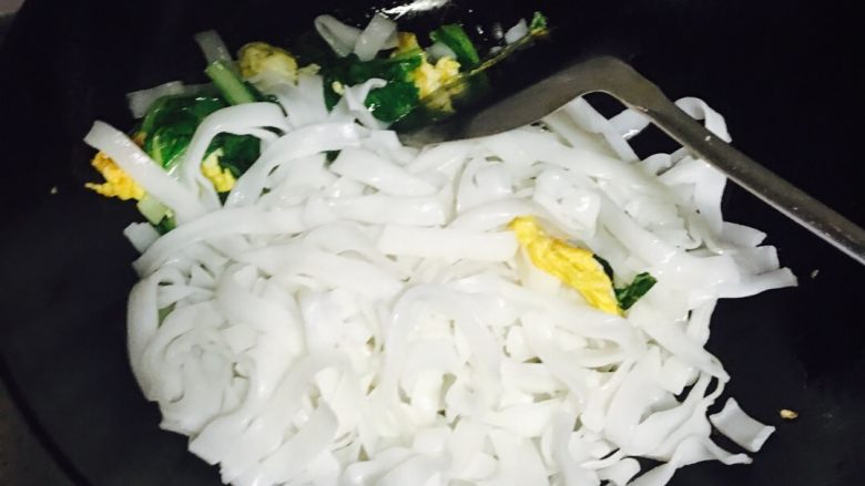 炒河粉配酸辣小黄瓜,再放入河粉,翻炒数下,加入适量的生抽翻炒(生抽的多少以个人的口味而定,不用加盐),洒上葱花,翻炒,关火,洒上胡椒翻炒起锅