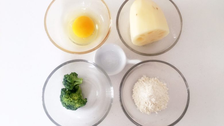 香香的小藕饼,准备好所有食材,藕去皮