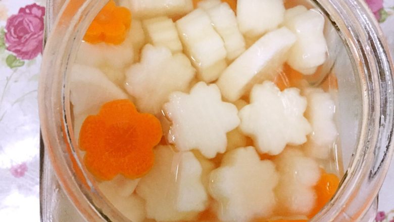开胃糖醋萝卜#夏天的味道#,记得瓶中只能放八分满,因为腌制后的萝卜还会腌出一点水分,太满的话容易溢出。把腌好的萝卜放入冰箱冷藏,两天后即可食用,如果切的薄的话一天就可以吃了。