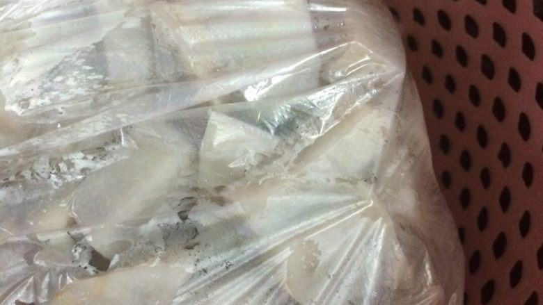 芝麻糯米球,沥干水,装进保鲜袋压成泥状