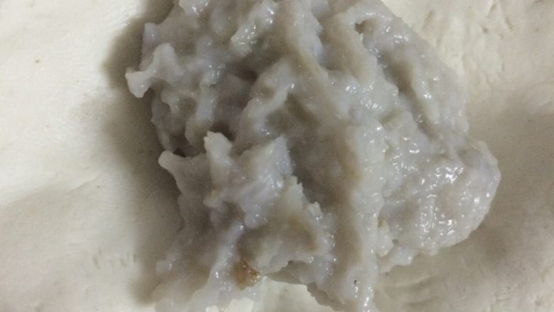 芝麻糯米球,抓一小块糯米粉团搓成一个小球,然后压扁,捏薄皮,一把芋头放在皮的中间包回来,搓成球形