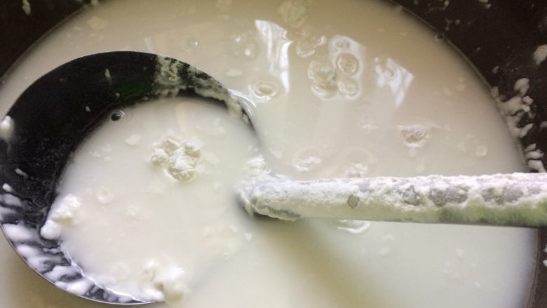 小肠粉#挑战鸡蛋的100种做法#,按家人吃的分量放,水与粉的比例是1:1,把粉柈匀到没有成球的