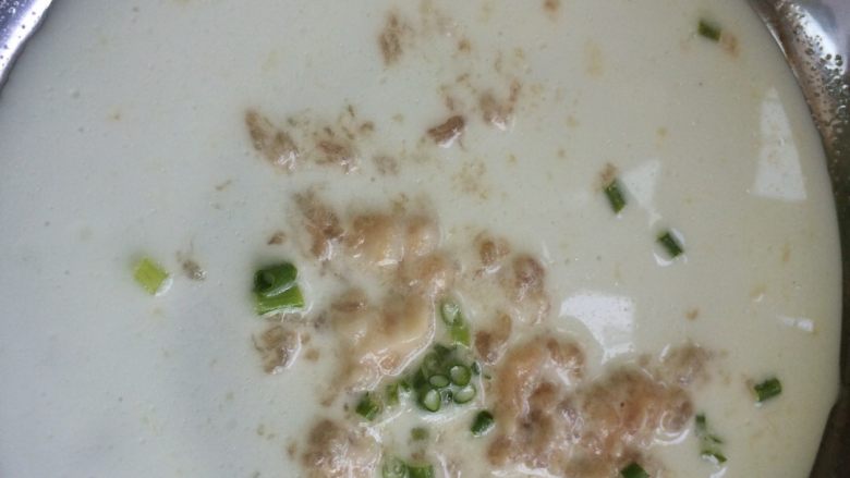 小肠粉#挑战鸡蛋的100种做法#,把浆放匀盘子,在浆上放上肉与葱花