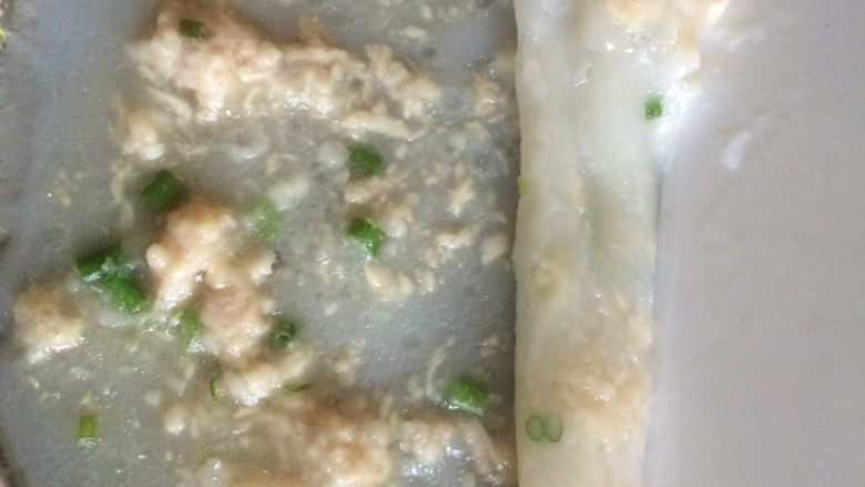 小肠粉#挑战鸡蛋的100种做法#,用刮片,一边刮一边卷成条就可以了