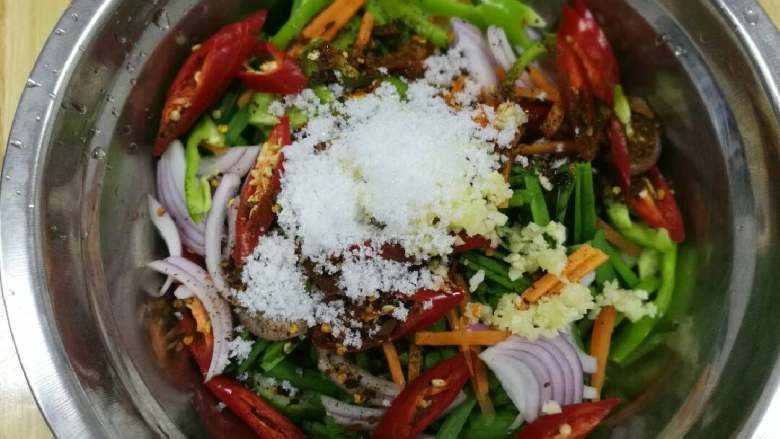 腌拌黄瓜韭菜,拌材料:洁净小盆内把先倒入食材,再依次放入辣椒粉、辣椒油、虾酱、盐、蒜茸、芝麻油、绵白糖