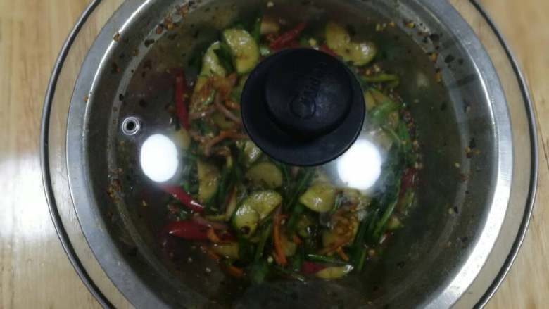 腌拌黄瓜韭菜,1)加盖腌制,接着做其它的菜,菜做好腌的酱菜也可以吃了