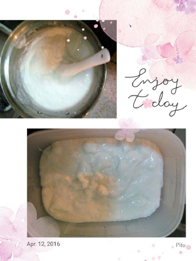 中原雪花糕《椰奶糕》,中火煮边煮边搅拌,煮到微开就可以了。待凉倒进盒子里