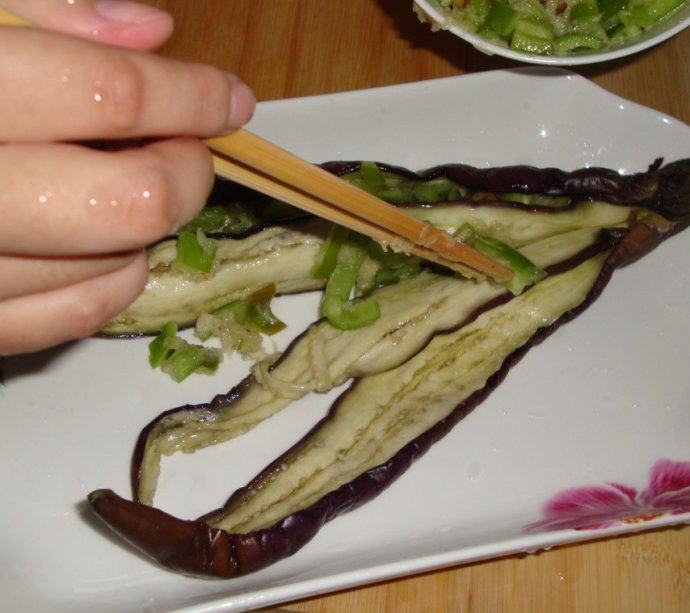 凤尾茄子 ,等茄子放凉后,把拌好的青椒蒜填入切好的4瓣中间