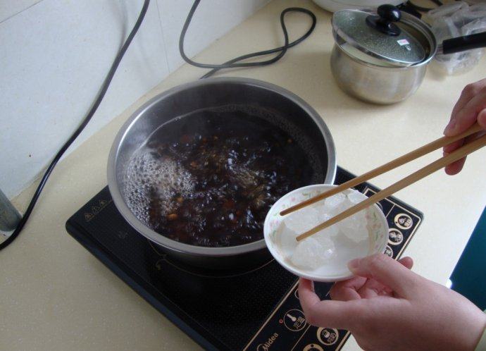 自制酸梅汤 ,放冰糖调和之后再煮十分钟，待自然凉后，放入冰箱冷藏
