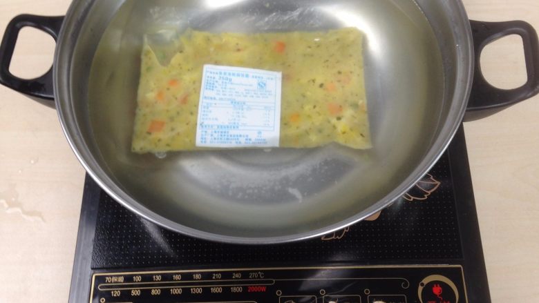 香草海鲜焗饭,料理包放入开水中带包装水煮加热10分钟