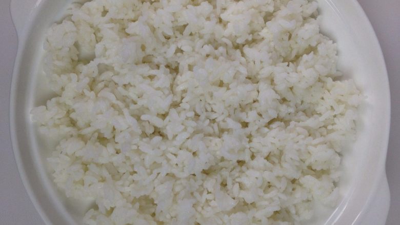 香草海鲜焗饭,米饭盛入碗里大松散