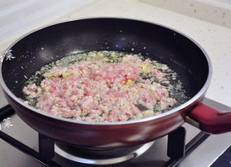 川味五大名菜之麻婆豆腐 ,放入猪肉馅炒至变色。