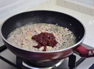 川味五大名菜之麻婆豆腐 ,加入2大勺郫县豆瓣酱。