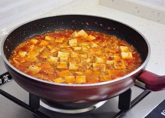 川味五大名菜之麻婆豆腐 ,大火煮开后调小火烧煮至汤汁收浓到粘稠即可,或者加入水淀粉勾芡也行。